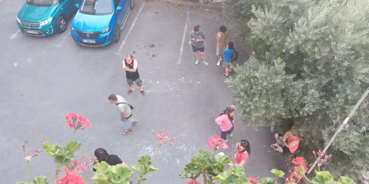 Balıkesir 6.1 ile sarsıldı, uzun süren deprem İstanbul'da hissedildi, insanlar kendini sokağa attı