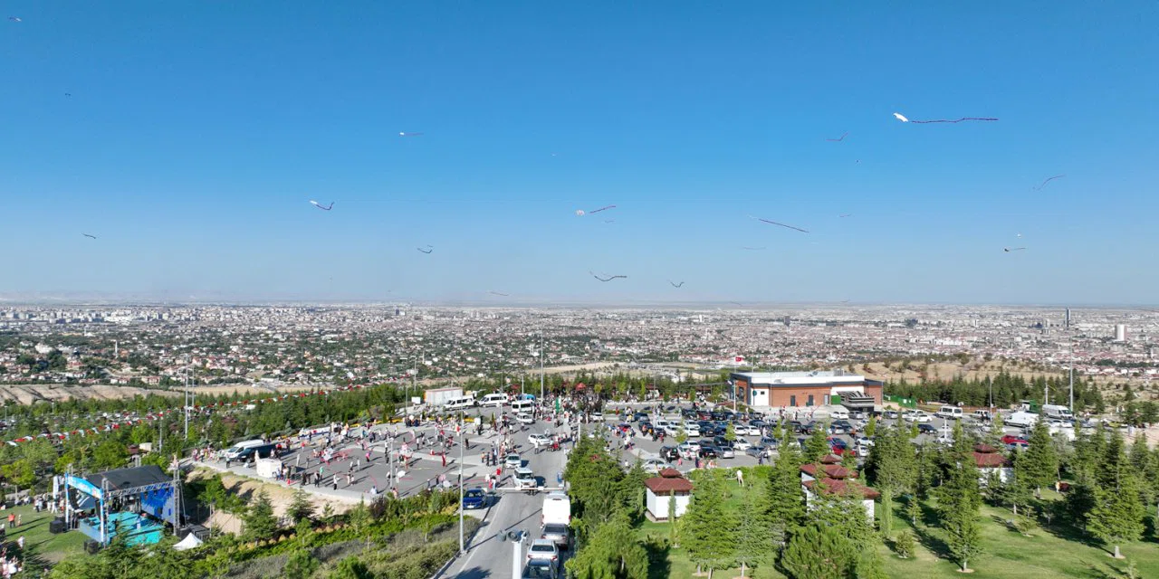 Konya'da dolu dolu bir hafta sonu yaşadı. Uçurtmayı kapan Seyir Tepesi'ne koştu