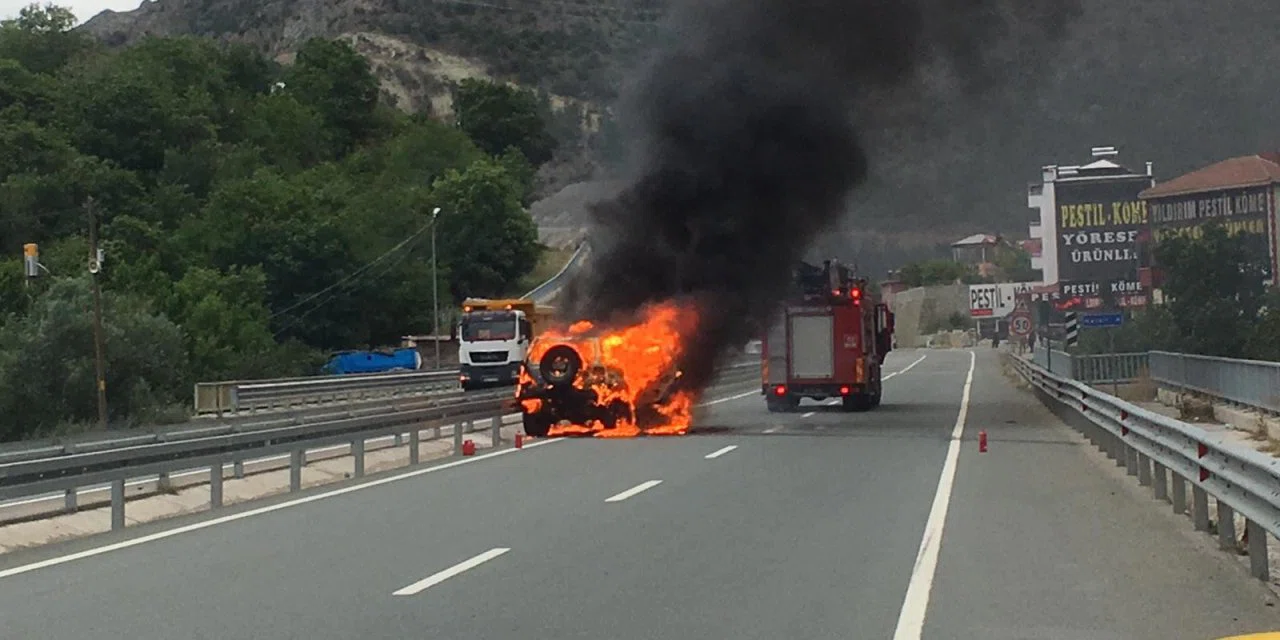 Demir yığınına dönen araçtan son anda kurtuldular