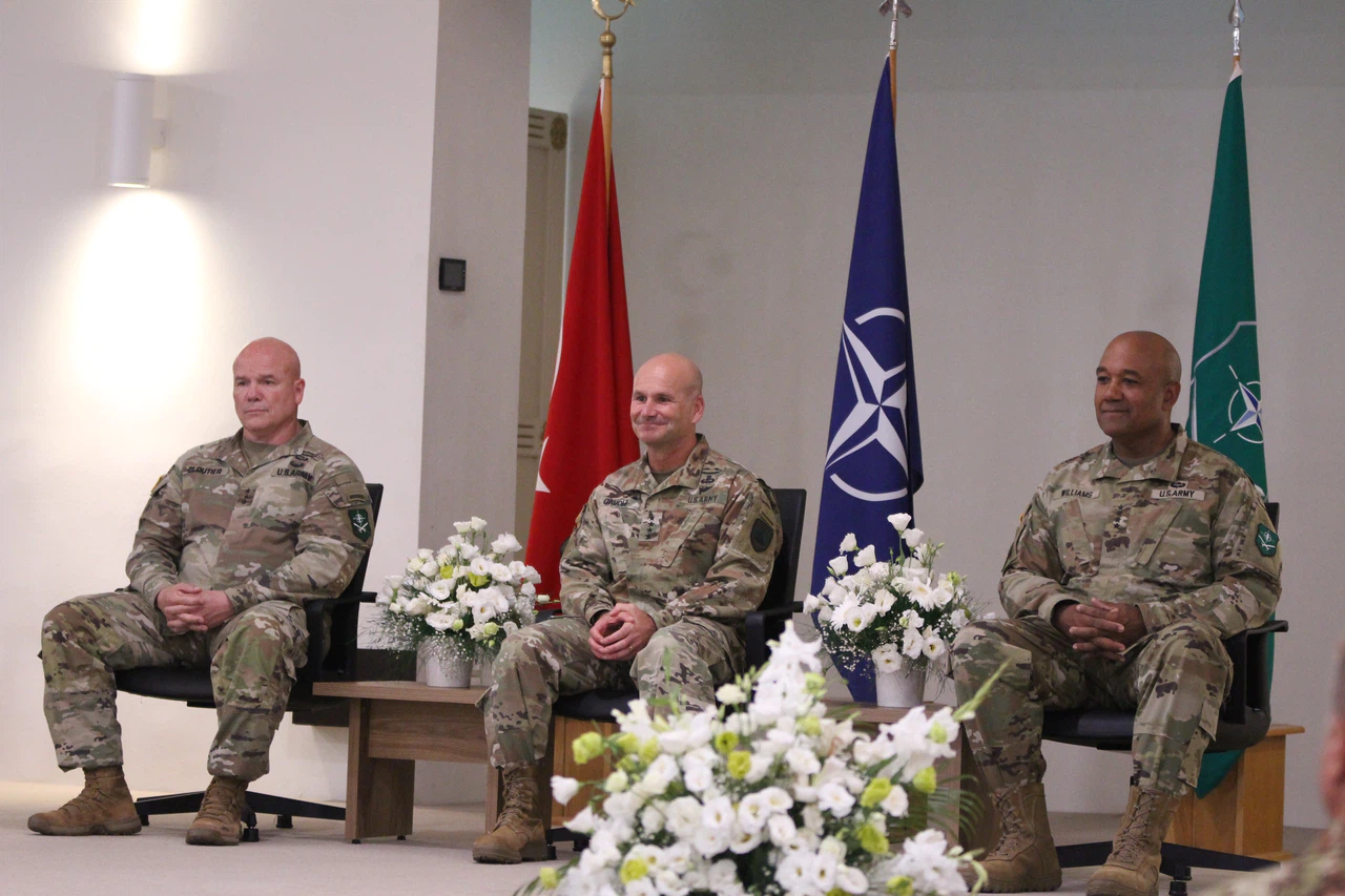 NATO Müttefik Kara Komutanlığında görev devir teslim töreni