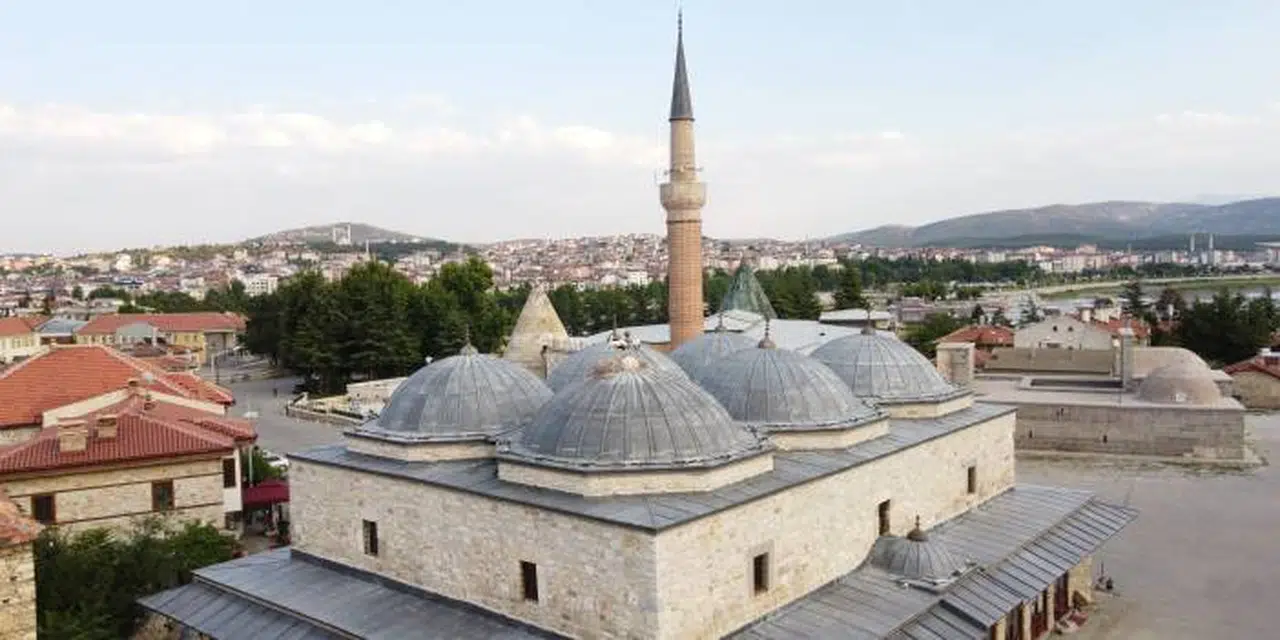 Tarihi bedesten üzerine yuva yapan leylekler ilgi odağı haline geldi