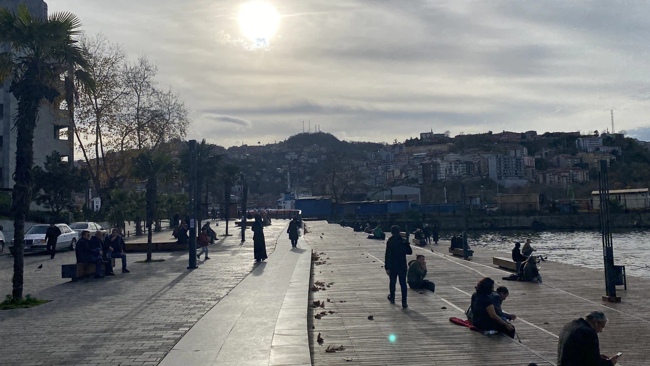 Termometreler 17 dereceyi gösterdi, vatandaşlar sahile akın etti