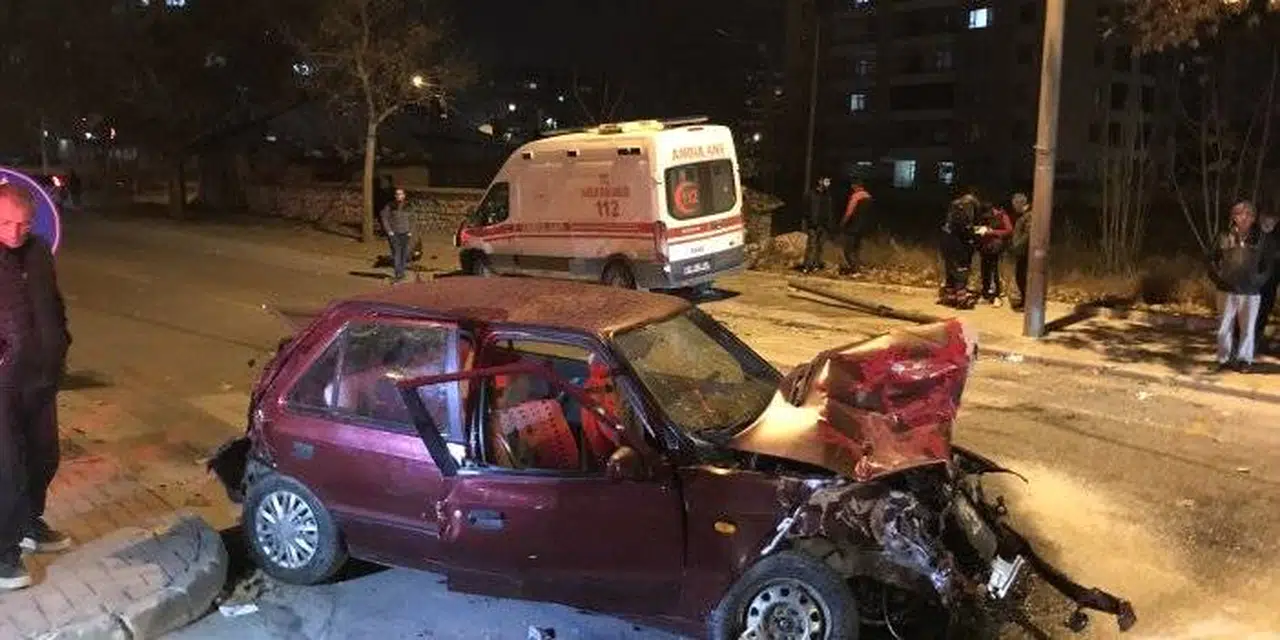 Konya'da ambulans ile otomobil çarpıştı