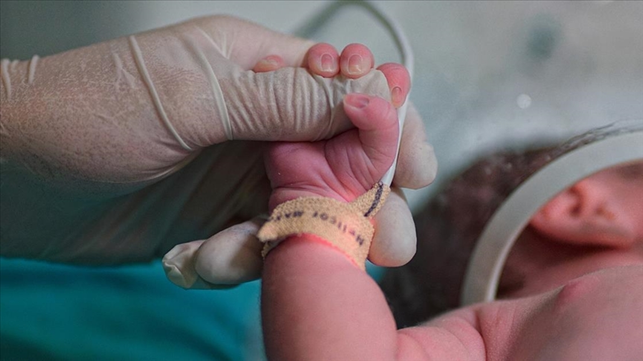 Depremzede hamile kadın Konya'da bebeğini kucağına aldı