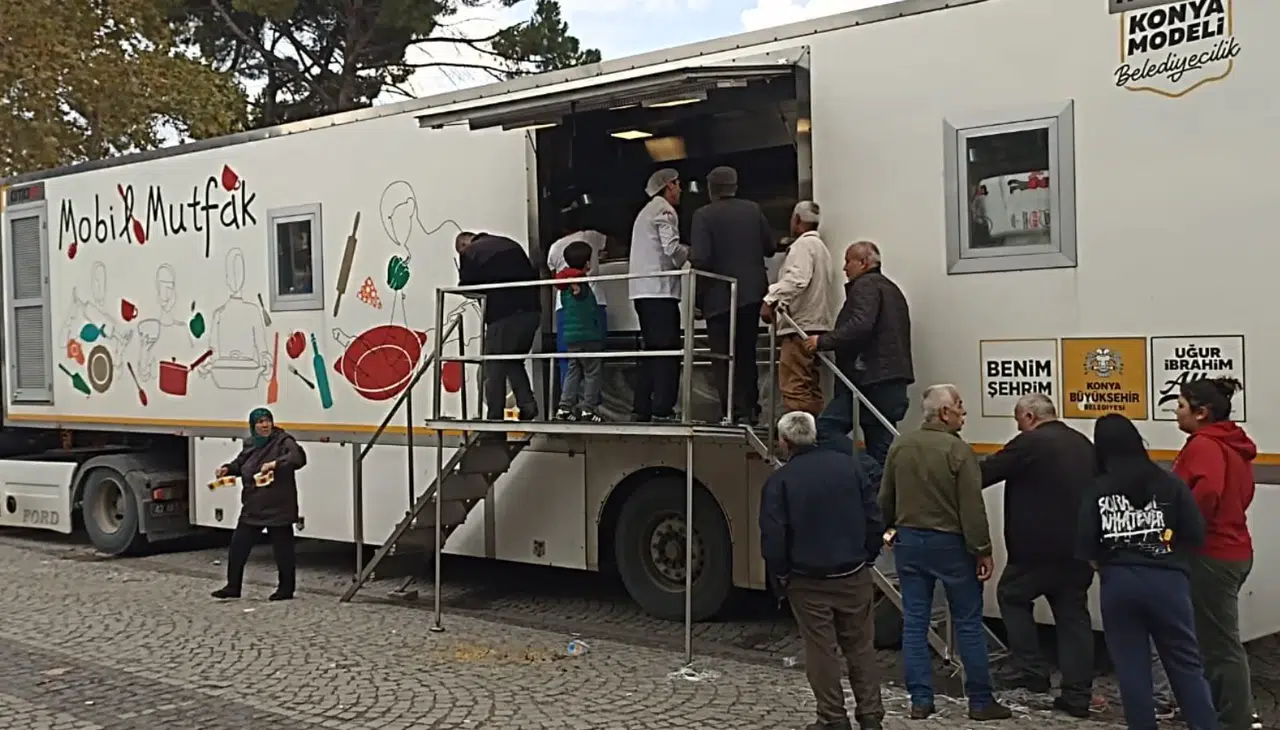 Konya Büyükşehir'den depremzedelere sıcak yemek ikramı