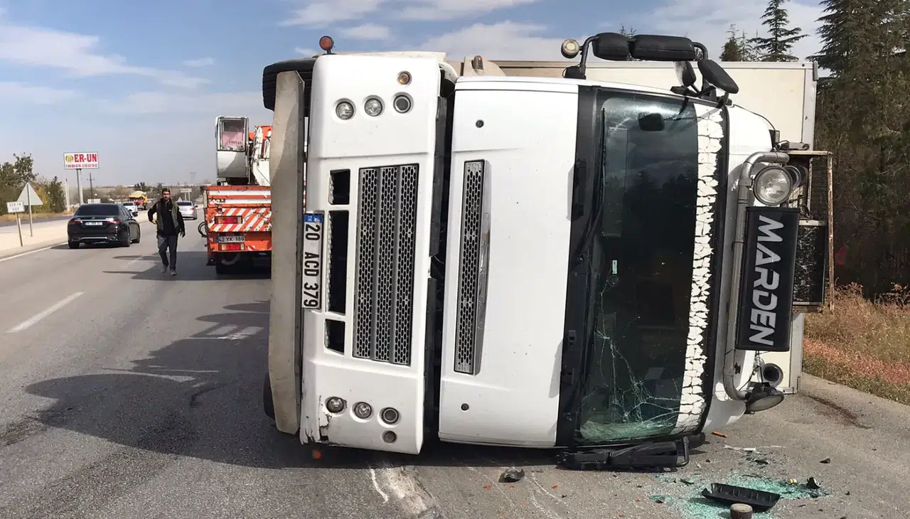 Konya'da yağ yüklü kamyon devrildi: 1 yaralı