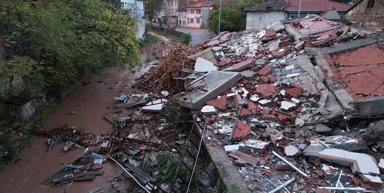 Marmara'da bir deprem daha! Balıkesir'in Sındırgı ilçesi yine sallandı, çevre illerden hissedildi