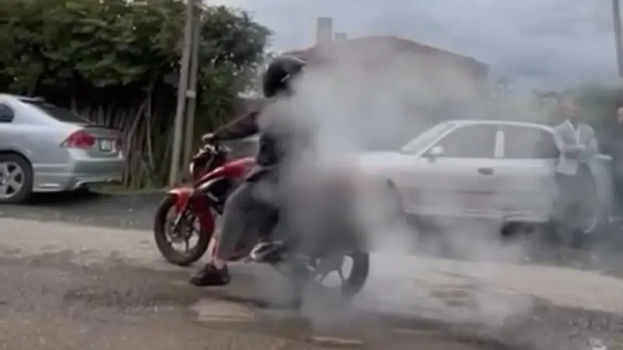 Motosikletiyle teker değil kendini yaktı: Şimdi cezayı nasıl ödeyeceğini düşünüyor
