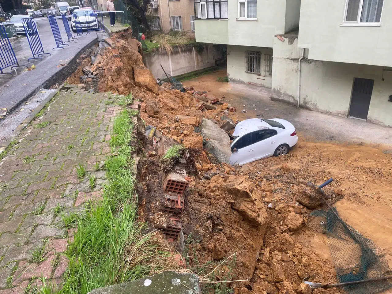 Gece yarısı o sesle uyandılar: İstinat duvarı çöktü