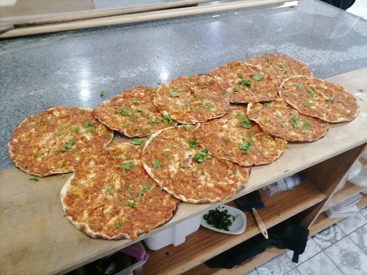 Konya'da bir porsiyon yemek fiyatına 10 adet lahmacun satılıyor