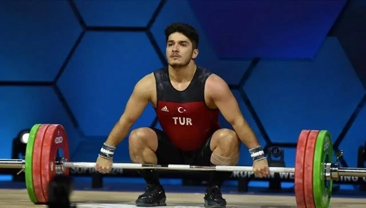 Furkan Özbek Türkiye'yi gururlandırdı:  Rekor kırarak dünya şampiyonu oldu