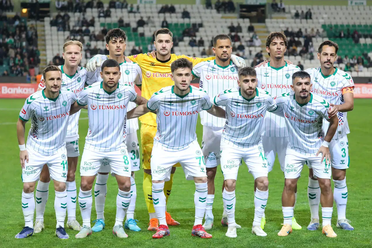 Konyaspor 9 kişi ile farklı turladı