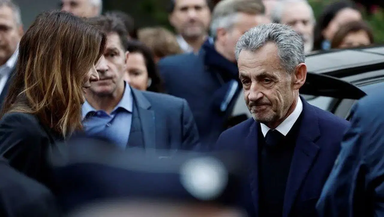Dünya Sarkozy'i konuşuyor: Yolsuzluk dahil dört farklı suçta cezaevine girdi