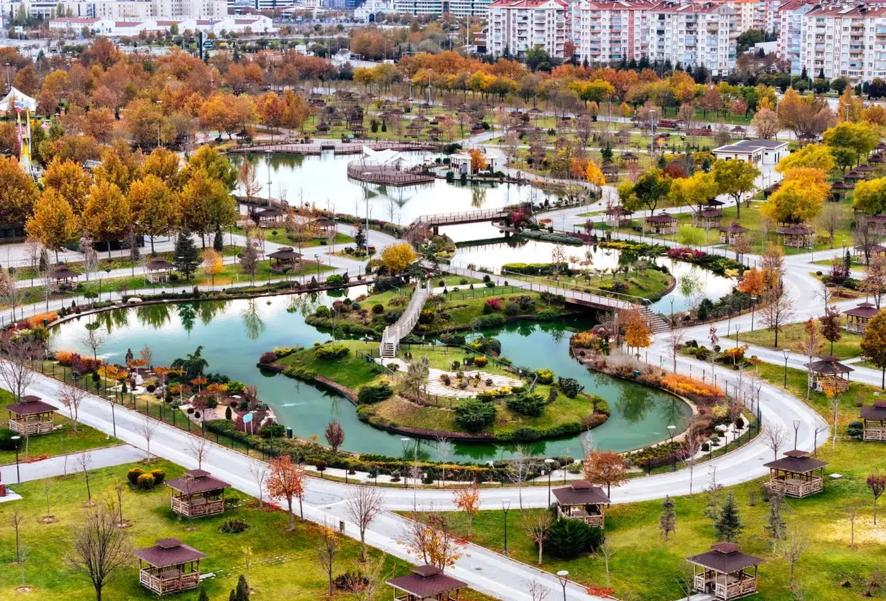 Konyalı vatandaşlar büyük parka akın ediyor: Sonbahar güzelliği var