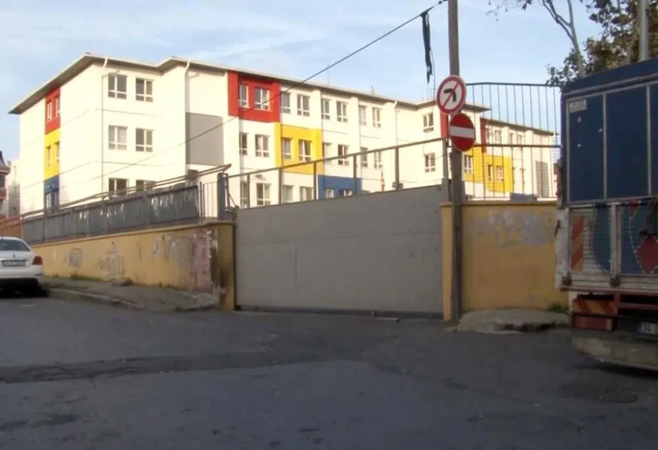 Okul kapısı faciası: Dört öğrenci yaralı, birinin durumu ağır