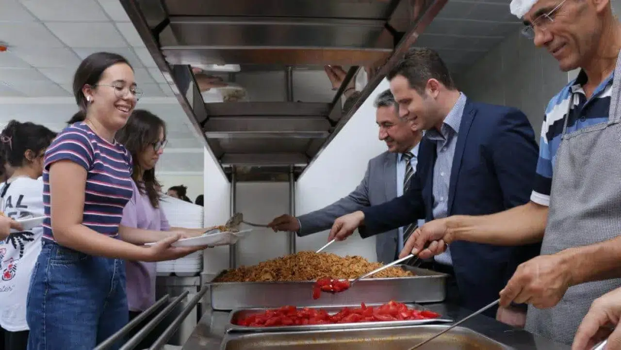 Ülke geneline yaygınlaşır mı? Üniversite öğrencilerine lüks lokantalarda ücretsiz yemek
