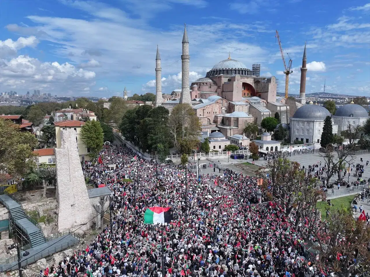 Türkiye'nin bir çok şehrinde binlerce kişi Gazze için yürüyor