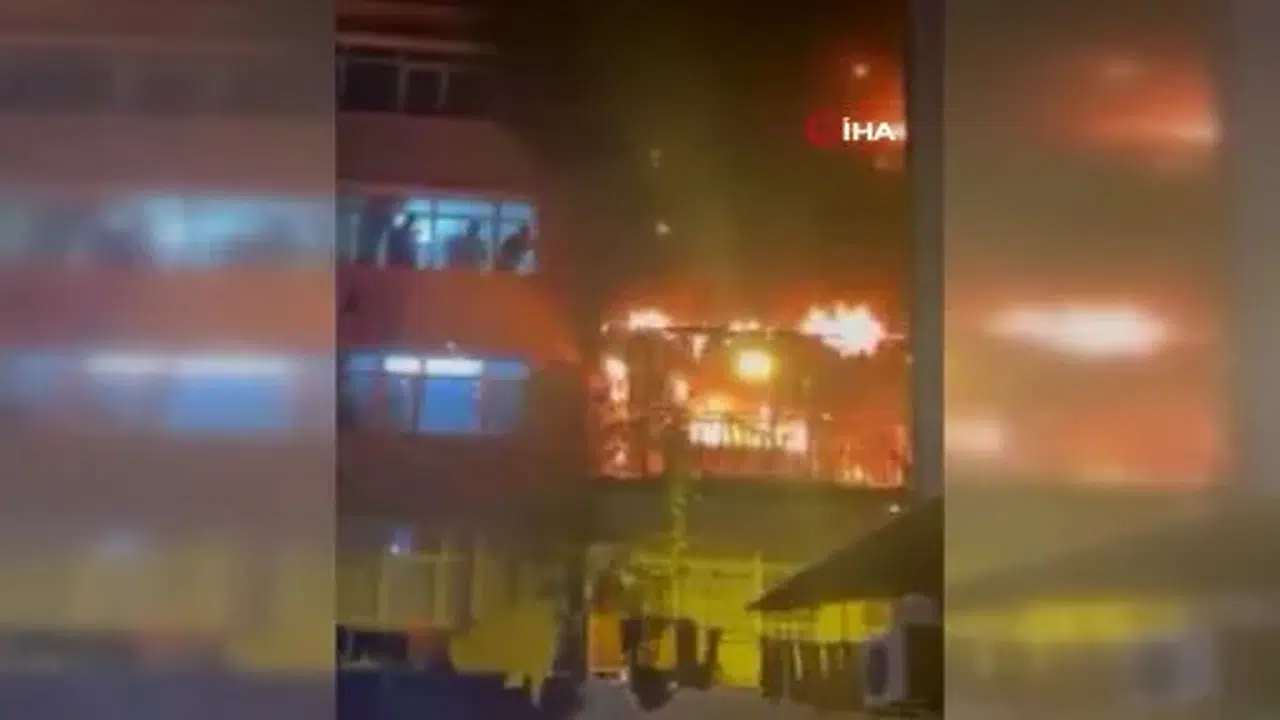 Kız istemede patlatılan havai fişekler evi yaktı: 8 kişi mahsur kaldı