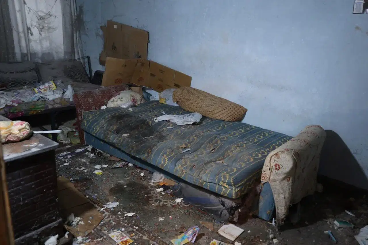 Annesinin ölüsüyle bir ay yaşadı