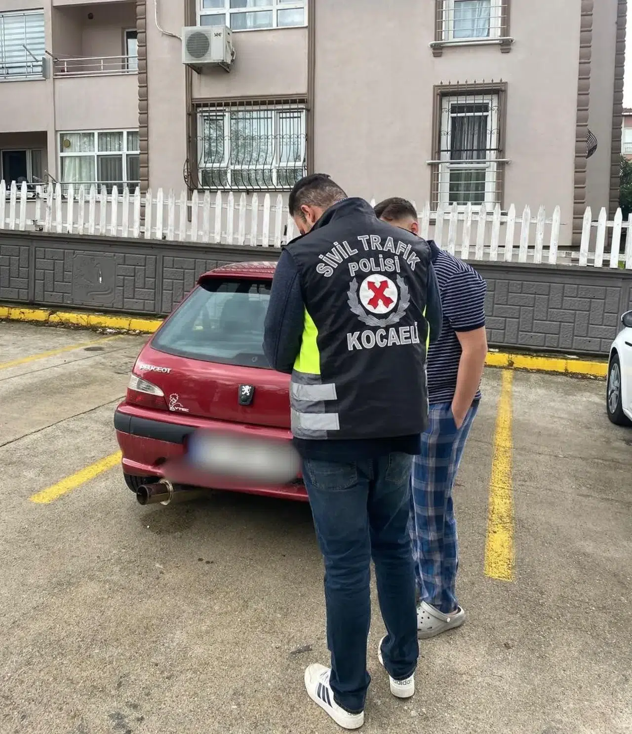 Bundan sonra böyle: Düğün konvoyunda gürültü yapan araca trafikten men