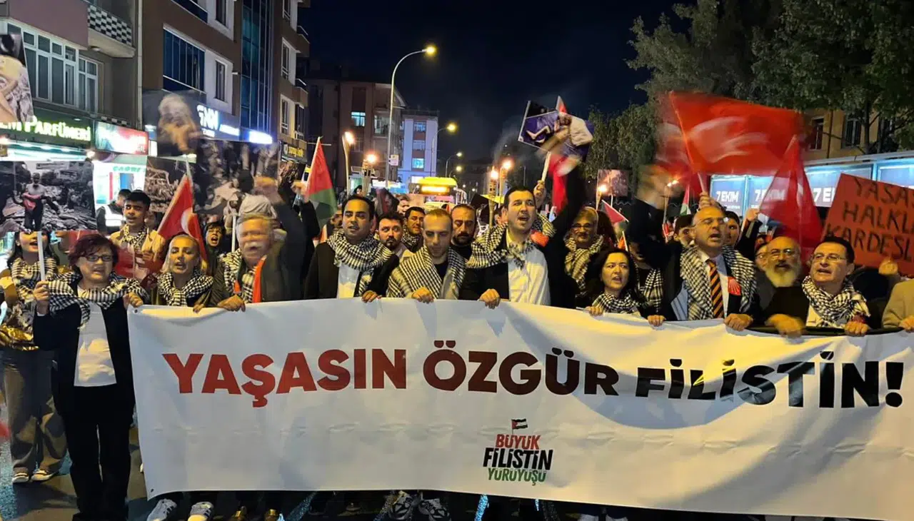 CHP Konya, meşaleleri yaktı Filistin için yürüdü