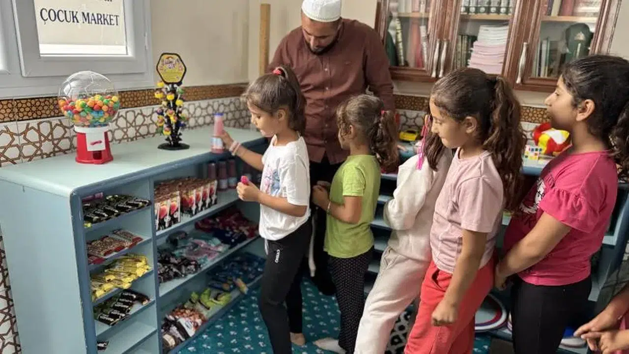 Çocuk market, çocuk oyun alanı: Büyük felaket sonrası imam umut oldu