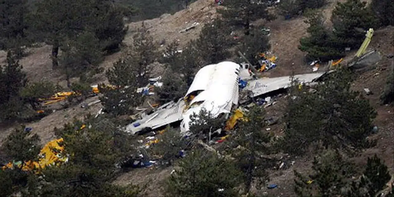Tarihi felaket: 2 uçak birden düştü, pilotlar hayatını kaybetti