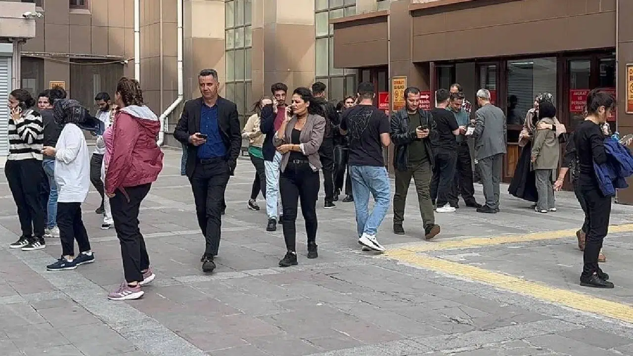 İstanbul'da hissedilen bir deprem oldu. AFAD büyüklüğünü açıkladı