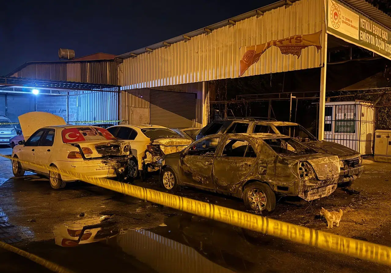 Kundakçılar işbaşında: Sanayide 5 aracı yaktılar