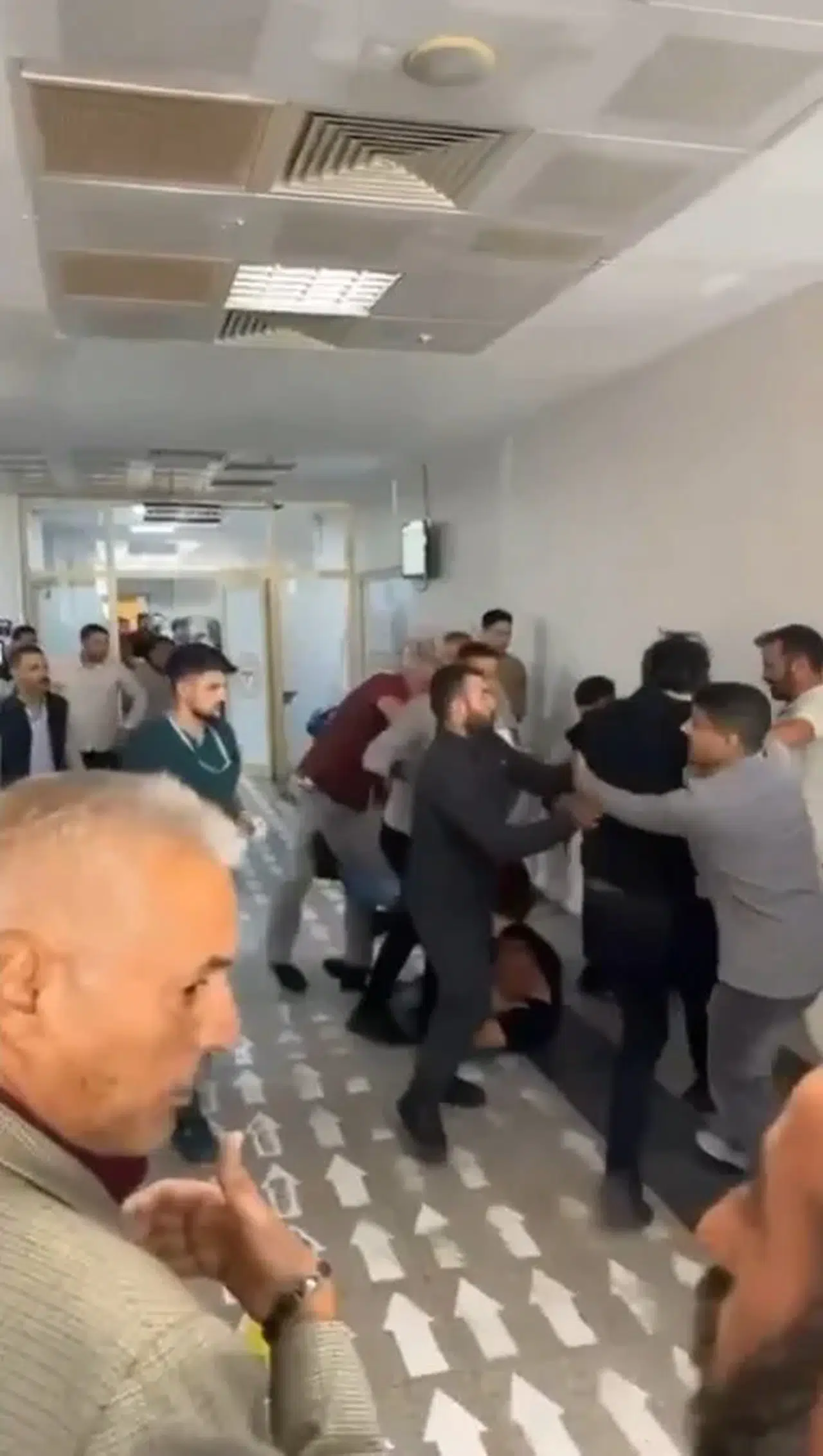Acildeki tekme tokat kavga kamerada