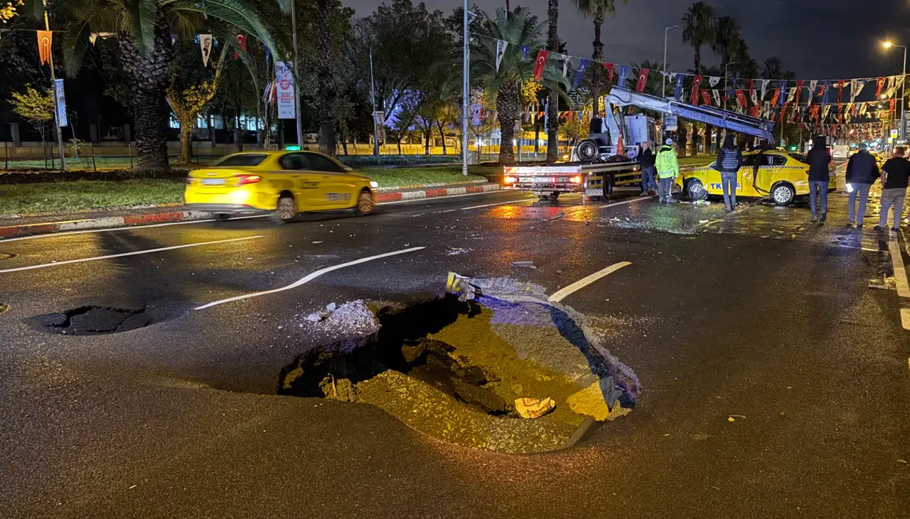 Sağanak yağış nedeniyle Vatan Caddesi'nde yol çöktü