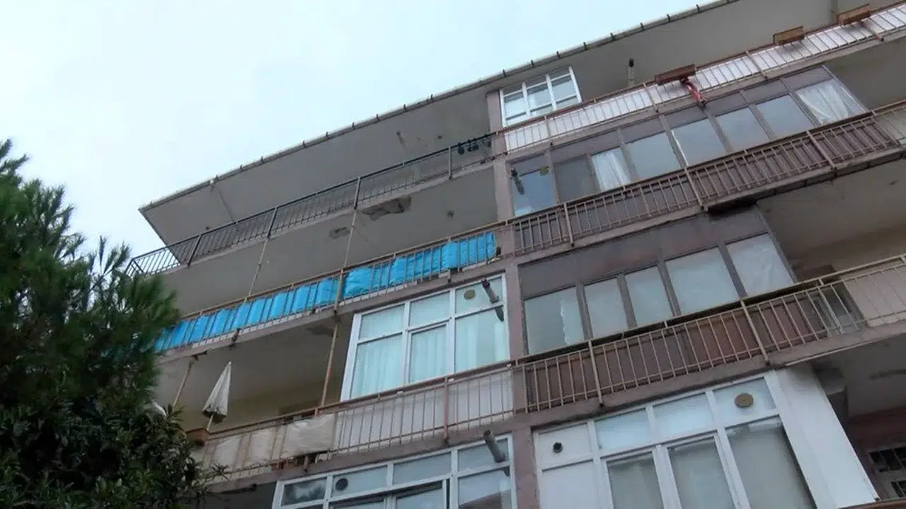 Facianın eşiğinden dönüldü: Balkon çöktü, kadın betonun altında kaldı