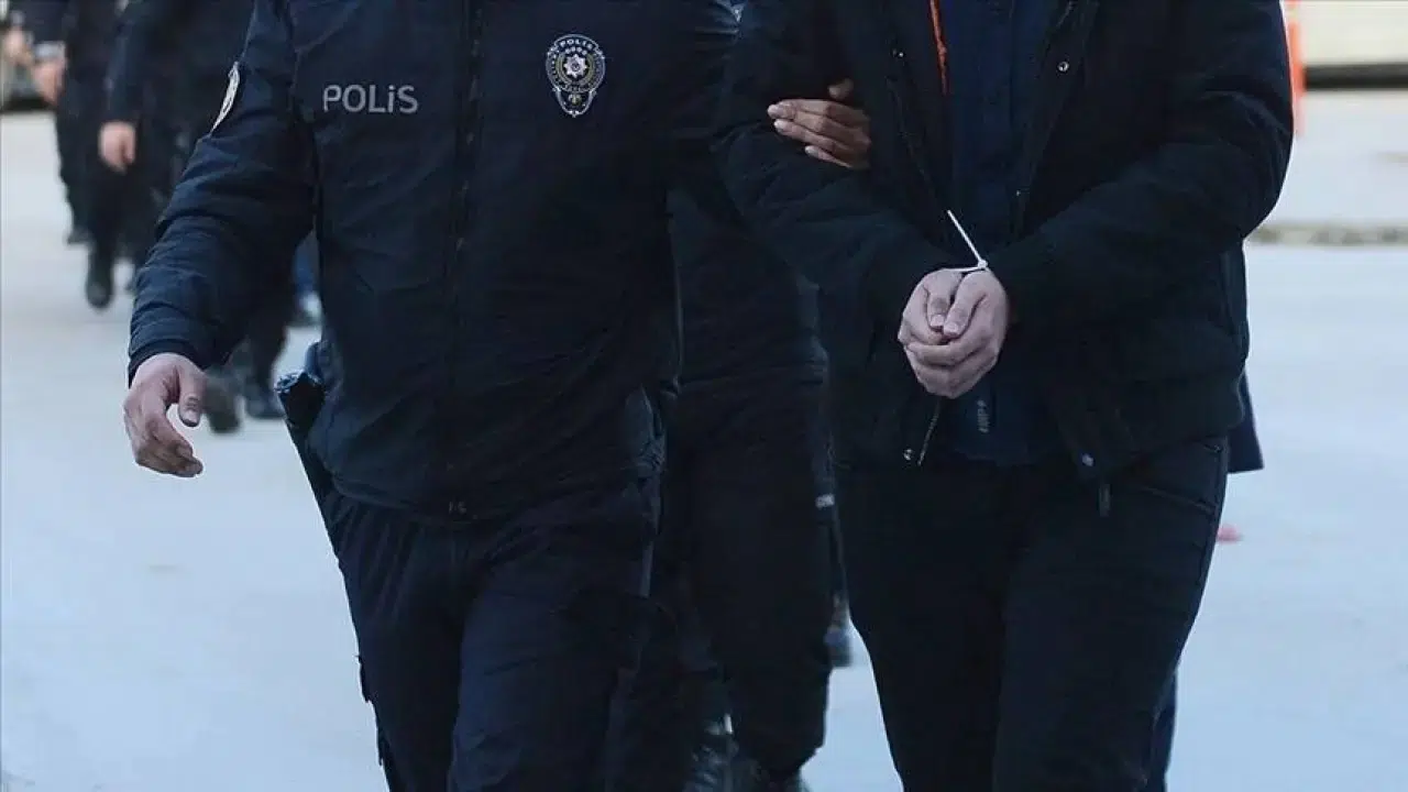 Rüşvetle hükümlü dosyalarında usulsüzlük: Adliye personeline operasyon: 22 gözaltı