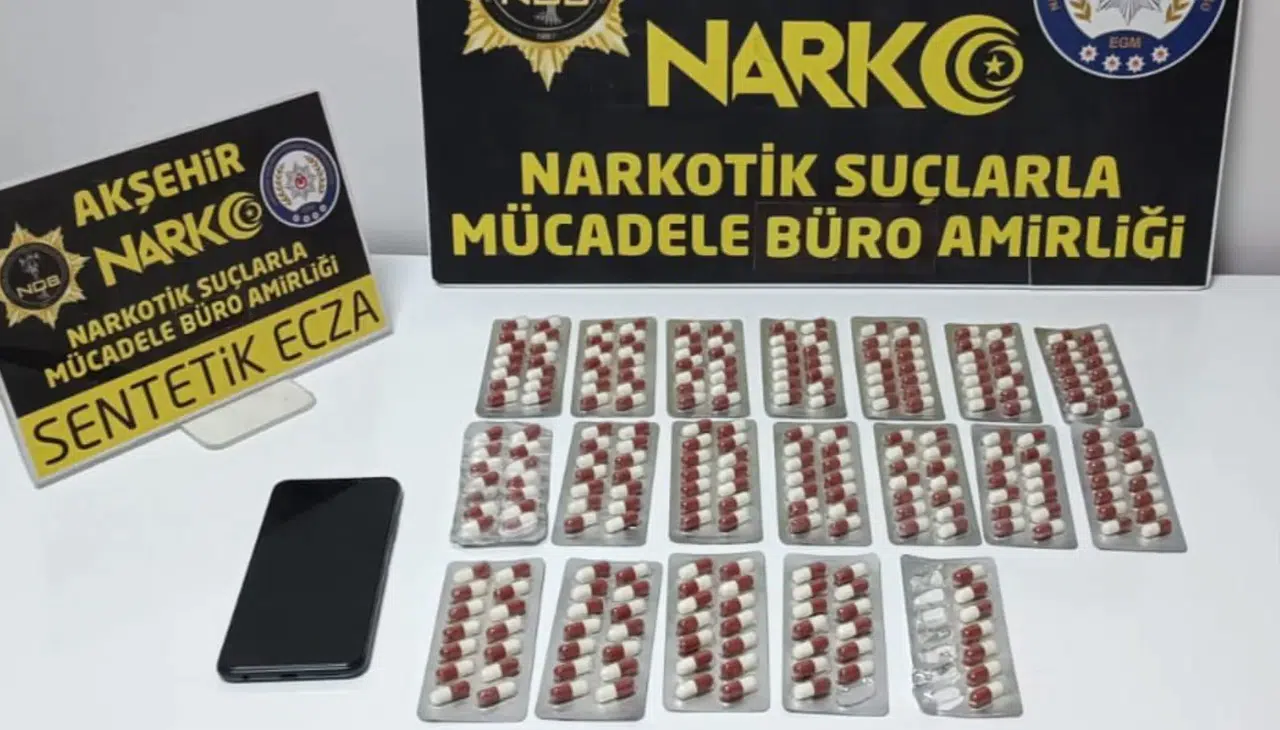 Konya'da sahte kimlikle yakalanan şahıstan uyuşturucu hap çıktı