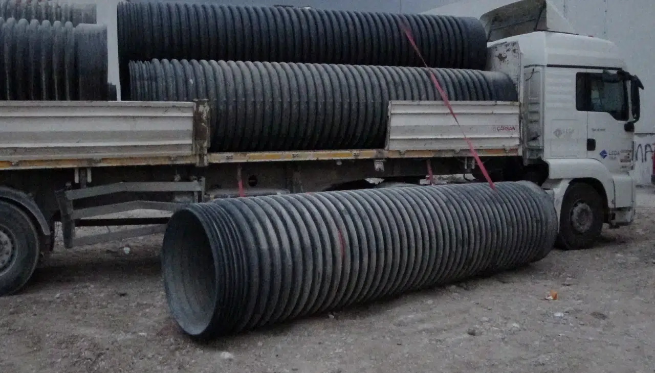 Üzerine 750 kilo plastik boru düşen sürücü ağır yaralandı