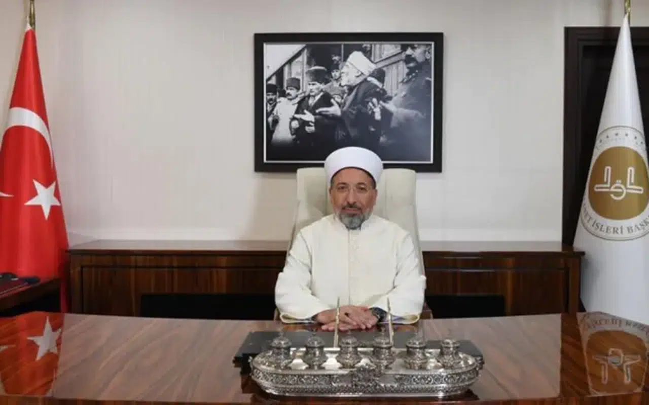Fotoğraftaki o detayı fark ettiniz mi: Yeni Diyanet İşleri Başkanı Prof. Dr. Safi Arpaguş