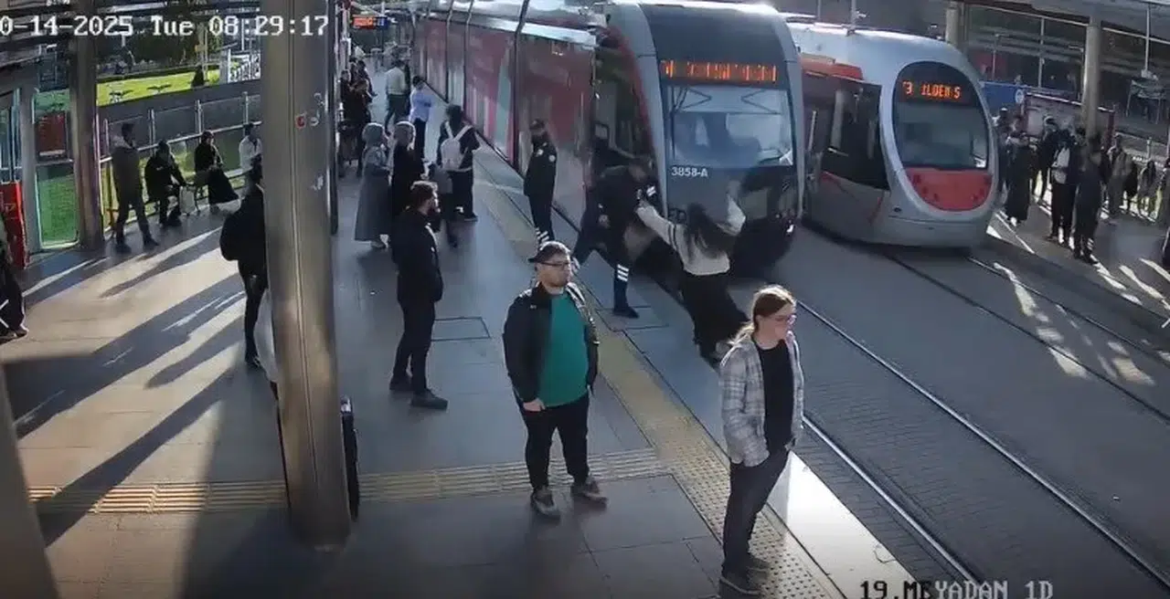 Güvenlik görevlisi genç kızı tramvayın altında kalmaktan böyle kurtardı