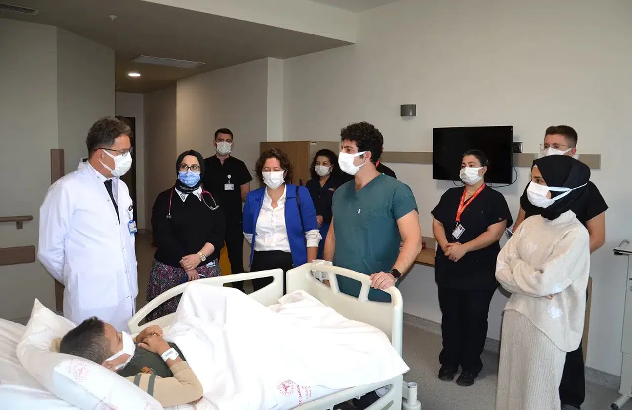 9 yaşındaki oğluna böbreğini verdi