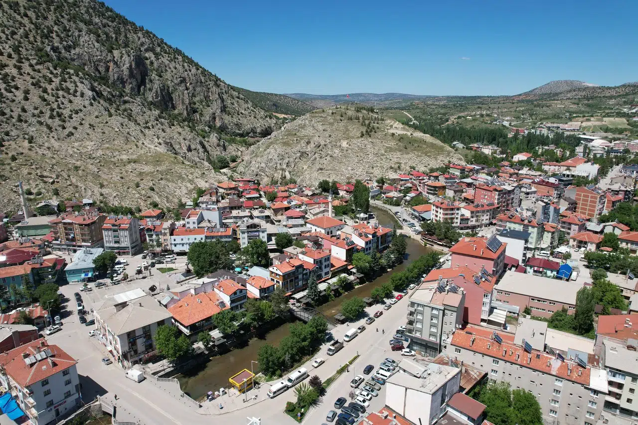 Konya'nın meşhur deresinde balık yok araba var! Otopark yaptılar