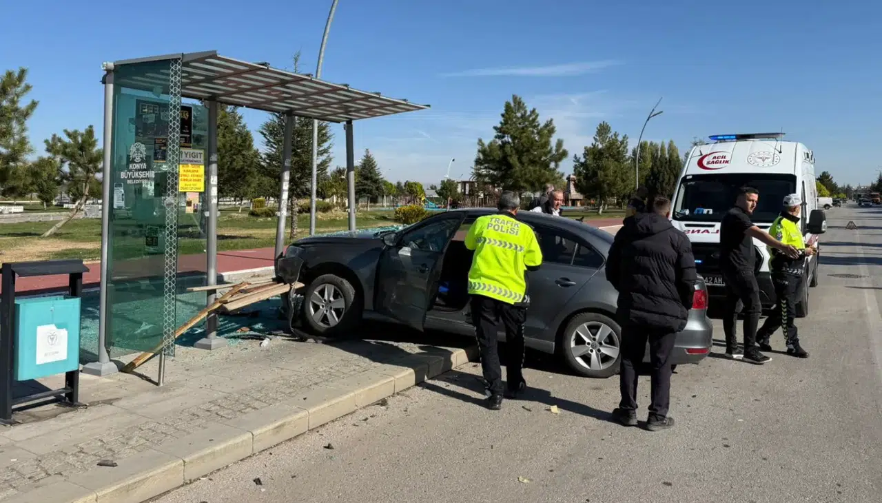 Konya'da çarpışan otomobilden birisi otobüs durağına daldı