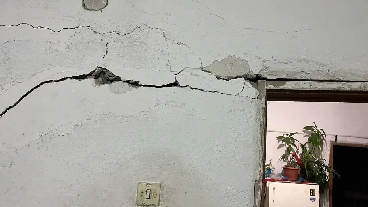 Sık sık depremleri olduğu kentte evler çatlamaya başladı