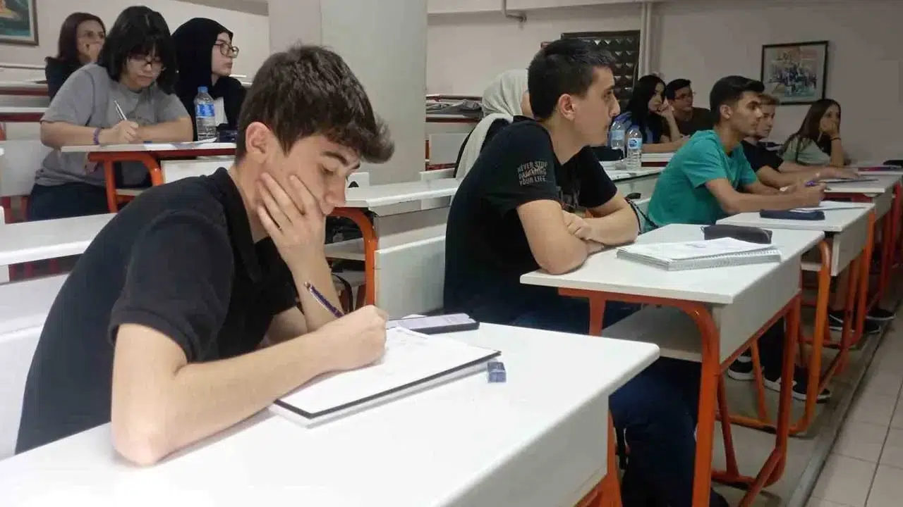 Lise kaç yıl olacak? Binlerce ebeveyn o kararı bekliyor: 3+1 ya da 2+2