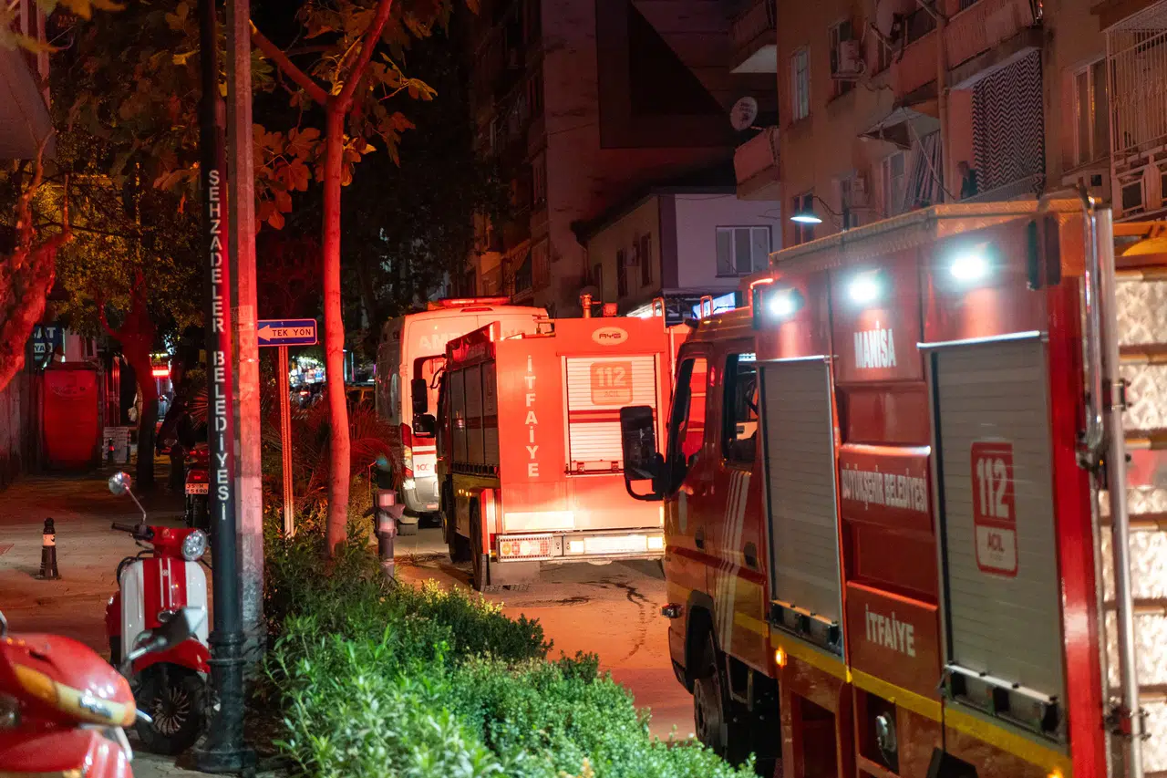 Eşine kızıp evi ateşe verdi: Komşuları dumandan zehirlendi