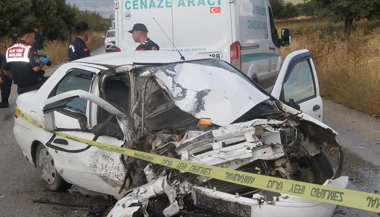 Otomobil ile kamyonet kafa kafaya çarpıştı: Ölü ve yaralılar var