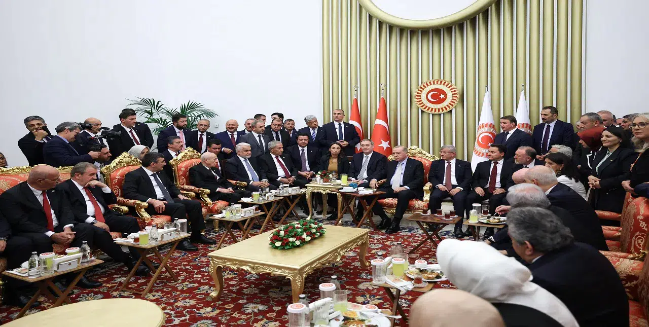 Sosyal medya bu fotoğrafı tartışıyor: CHP'siz Meclis'te Erdoğan, Davutoğlu ve Babacan yıllar sonra bir arada