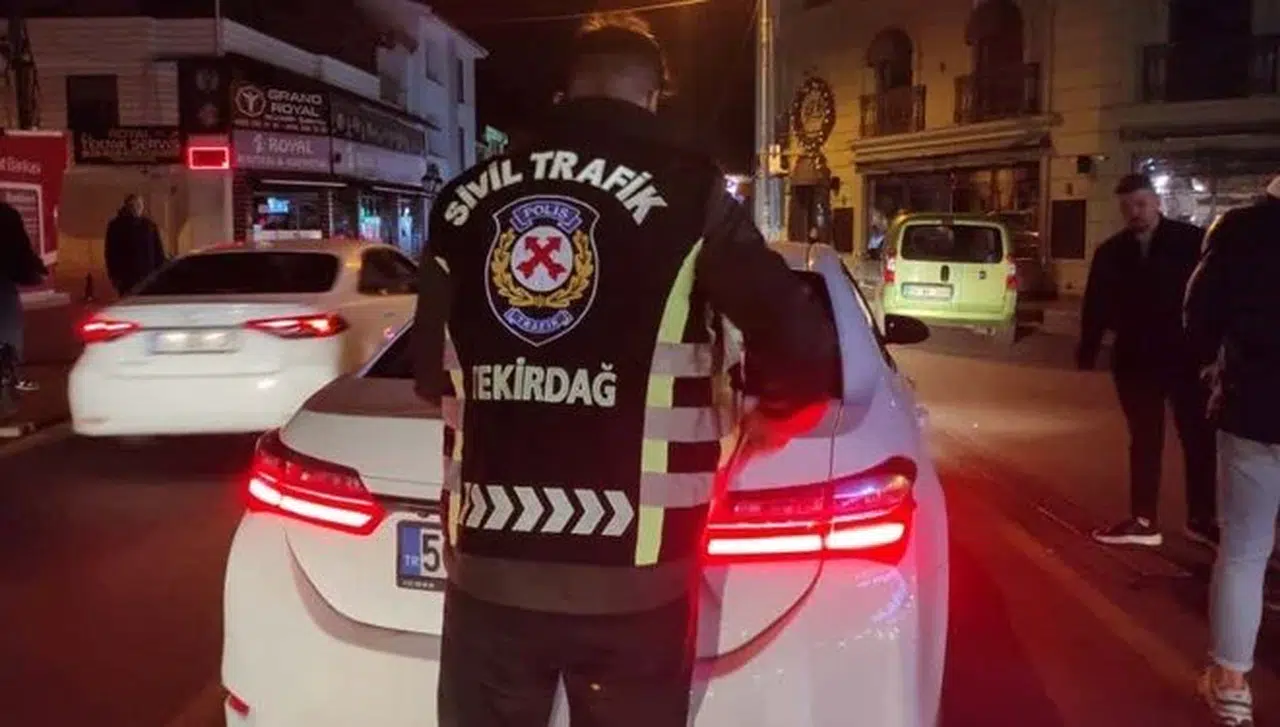 Alkollü sürücü sivil polisi vale zannetti