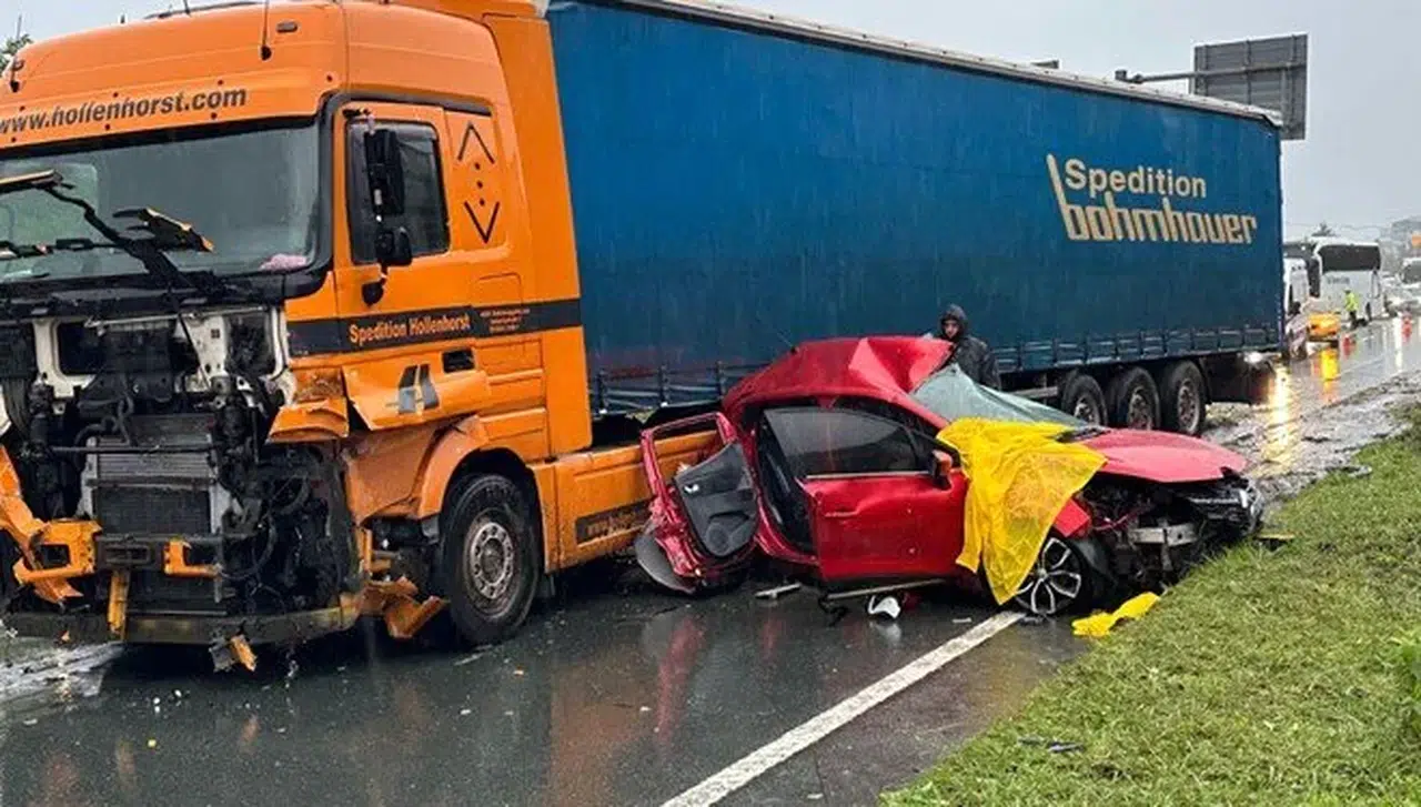 Katliam gibi kaza: Bu otomobilde sağ kalan olmadı