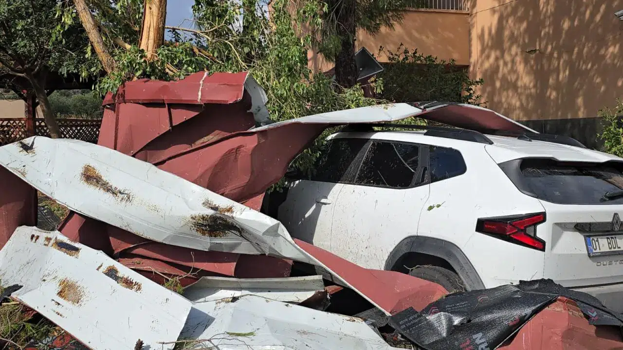 Fırtına o kentte okul çatısını uçurdu: Felaketten kıl payı dönüldü
