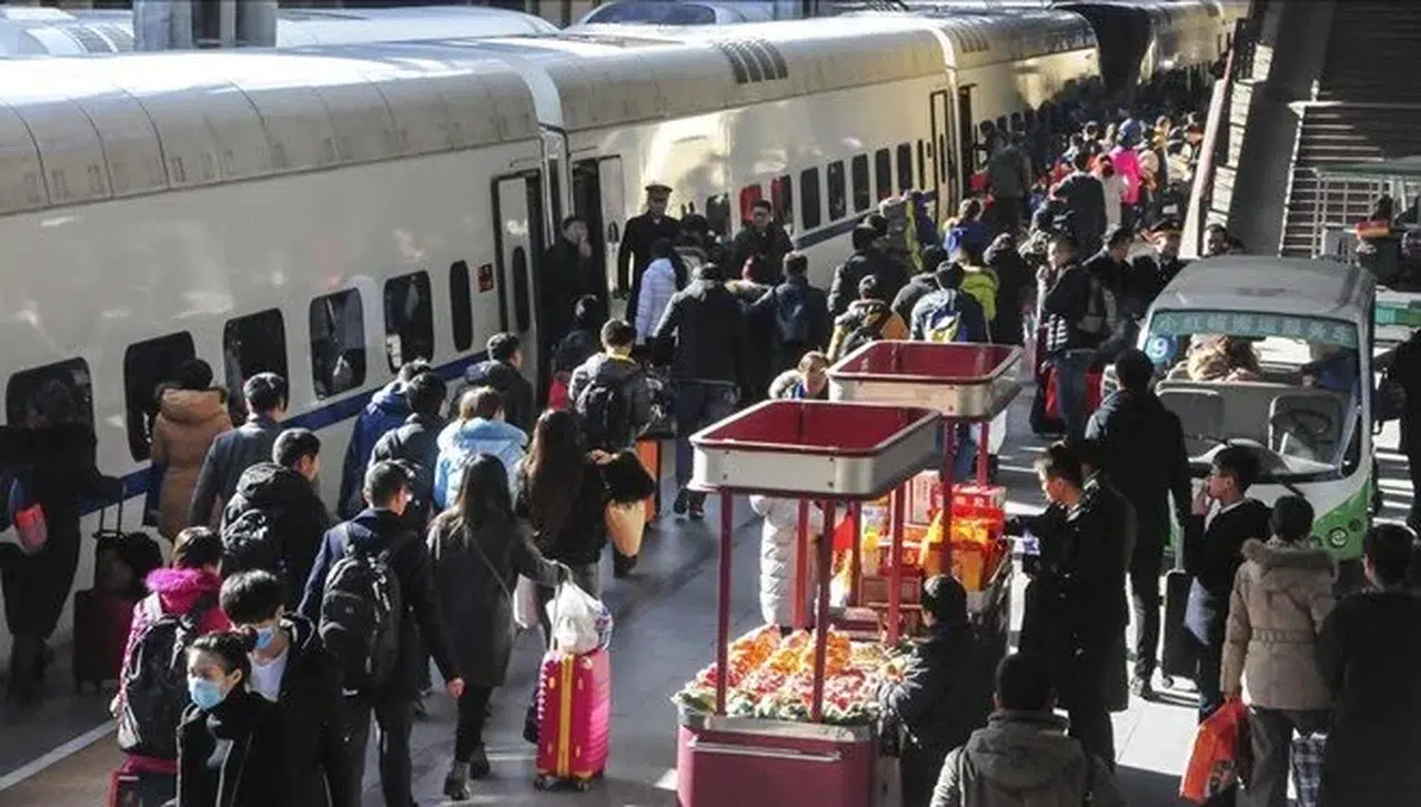Çin'de demir yollarında günlük yolcu rekoru kırıldı: Adeta bir ülke taşındı
