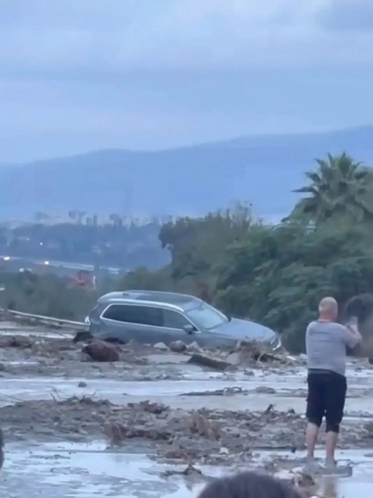 Heyelan faciası: Otoyol kapandı